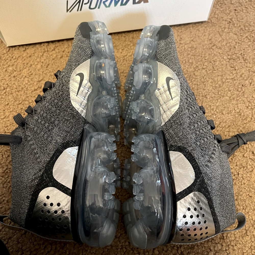 Nike Air VaporMax Flyknit 2 Women's Running Shoe Size 8.5 (Dark Grey)